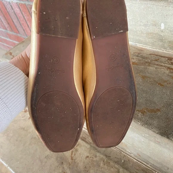 Chic Gold Women's Flats - Picture 7 of 7